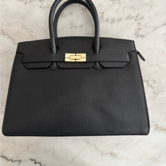 Elegant Italian Black pebble leather Handbag, NWOT